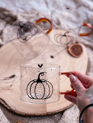 Tyhle hrnečky jsem nestihla dát ani na e-shop a už byly fuč 🎃. _______ Vím, že jste si všimli mé neaktivity.. a věřte, že...