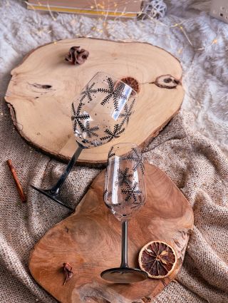 Když si člověk nalije víno do skleničky, která má duši, chutná úplně jinak. ❄️ Tyhle jsem malovala s myšlenkou na chvíle,...