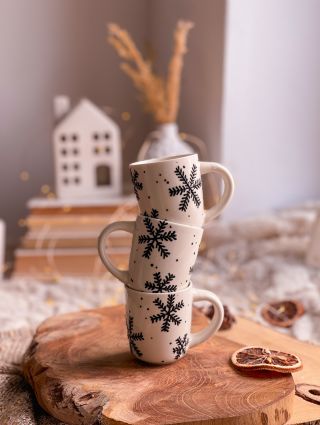 Malý, ale s duší ❤️ Každý z těchto hrnečků jsem malovala s představou tichého zimního rána - kdy venku pomalu padá sníh a...