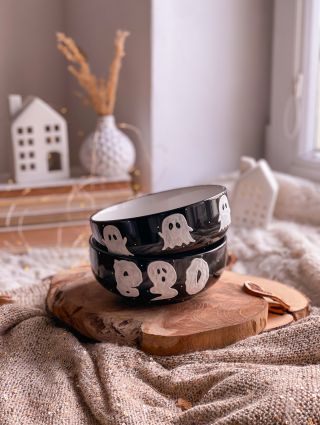 Tahle miska má vlastní historii. Když jsem ji domalovala, položila jsem do ní 5 lentilek. Do rána tam byla jen 1. Takže...